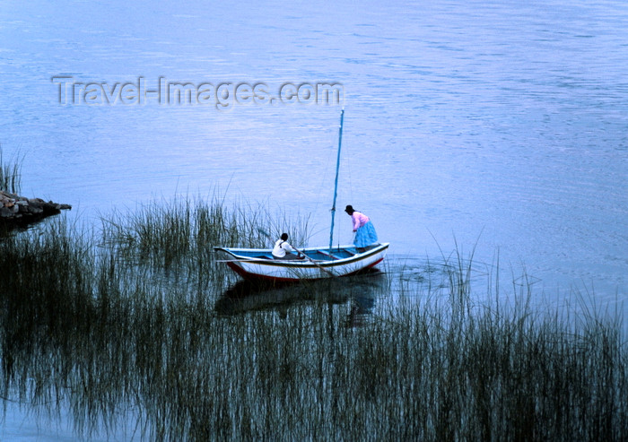 bolivia151: Isla del Sol, Lake Titicaca, Manco Kapac Province, La Paz Department, Bolivia: Aymara women row to shore in the village of Challapampa -  totora - photo by C.Lovell - (c) Travel-Images.com - Stock Photography agency - Image Bank