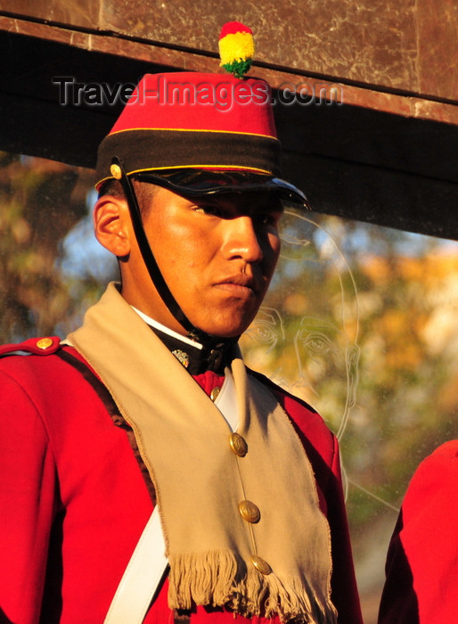 bolivia20: La Paz, Bolivia: soldier at the lowering of the flag cerimony - Plaza Murillo, in front of the Presidential Palace - Batallón Colorados - photo by M.Torres - (c) Travel-Images.com - Stock Photography agency - Image Bank