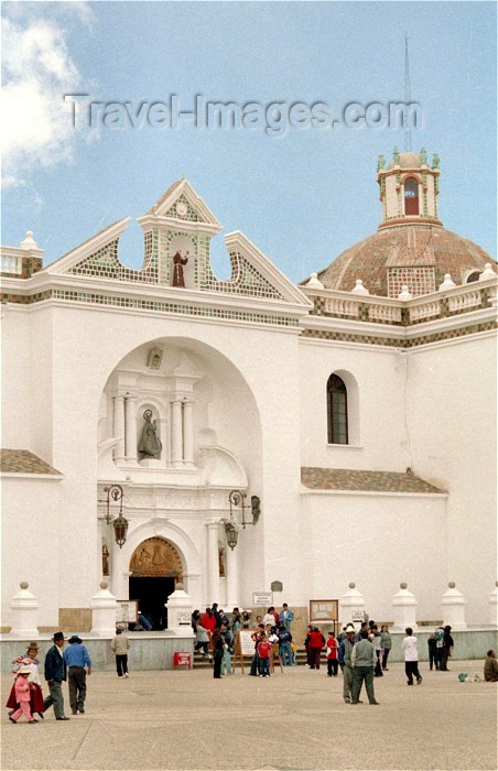 bolivia34: Copacabana, Manco Kapac Province, La Paz Department, Bolivia: going to mass - Basílica de Nuestra Señora de Copacabana - photo by M.Bergsma - (c) Travel-Images.com - Stock Photography agency - Image Bank