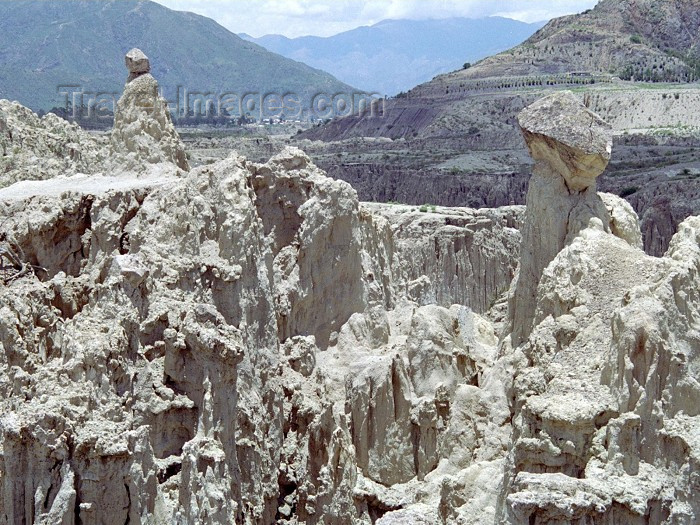 bolivia36: La Paz / LPB, Bolivia: walking in the Valley of the Moon - erosion - clay hoodoos - photo by M.Bergsma - (c) Travel-Images.com - Stock Photography agency - Image Bank