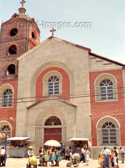 bolivia39: Santa Cruz de la Sierra, Andrés Ibáñez province, Sta Cruz department, Bolivia: doing business by the Church - photo by M.Bergsma - (c) Travel-Images.com - Stock Photography agency - Image Bank