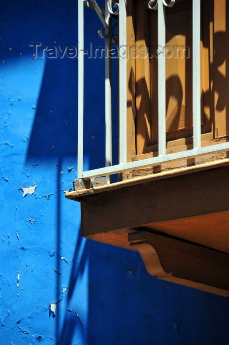 bolivia68: La Paz, Bolivia: detail of window with railing - Observatorio San Calixto - seismological station founded by Pierre Marie Descotes of the Society of Jesus - Calle Indaburo - photo by M.Torres - (c) Travel-Images.com - Stock Photography agency - Image Bank