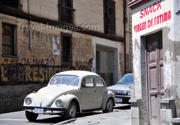 bolivia70: La Paz, Bolivia: Virgin of Fatima 'snack' and VW Beetle - Calle Indaburo, corner with Calle Yanacocha - photo by M.Torres - (c) Travel-Images.com - Stock Photography agency - Image Bank