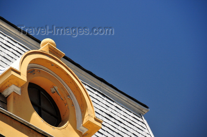 bolivia71: La Paz, Bolivia: oculus window and shingles - mansard roof of the Banco Central de Bolivia - corner of Calles Ingavi and Yanacocha - photo by M.Torres - (c) Travel-Images.com - Stock Photography agency - Image Bank