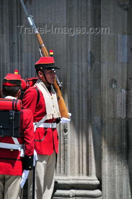 bolivia78: La Paz, Bolivia: soldiers in 19th century uniforms - change of the guard at the Presidential palace -  Batallón Colorados - Palacio Quemado - Palacio de Gobierno - Plaza Murillo - photo by M.Torres - (c) Travel-Images.com - Stock Photography agency - Image Bank