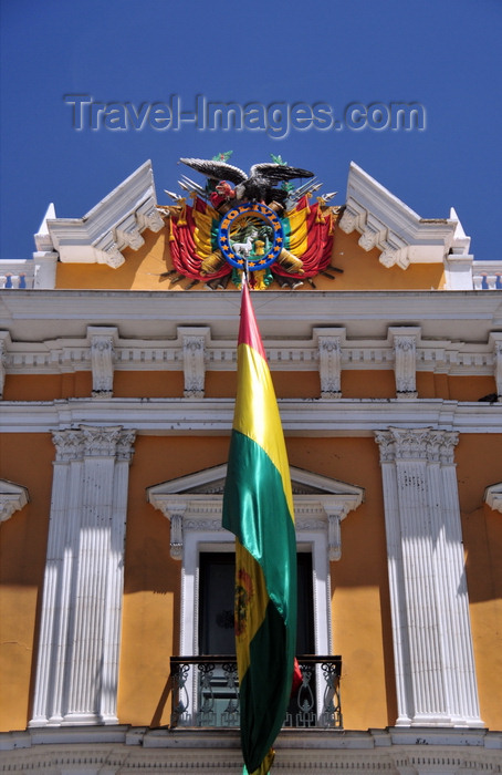 bolivia80: La Paz, Bolivia: central balcony of the Government palace - Bolivian flag and coat of arms - Palacio Quemado - Palacio de Gobierno - Plaza Murillo - photo by M.Torres - (c) Travel-Images.com - Stock Photography agency - Image Bank