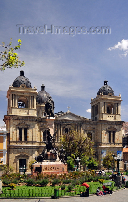 bolivia85: La Paz, Bolivia: Metropolitan Cathedral, started in 1835 and the Pedro Murillo monument - hosts the remains of Mariscal Andrés de Santa Cruz y Calahumana - Plaza Murillo, former Plaza de los Españoles - photo by M.Torres - (c) Travel-Images.com - Stock Photography agency - Image Bank