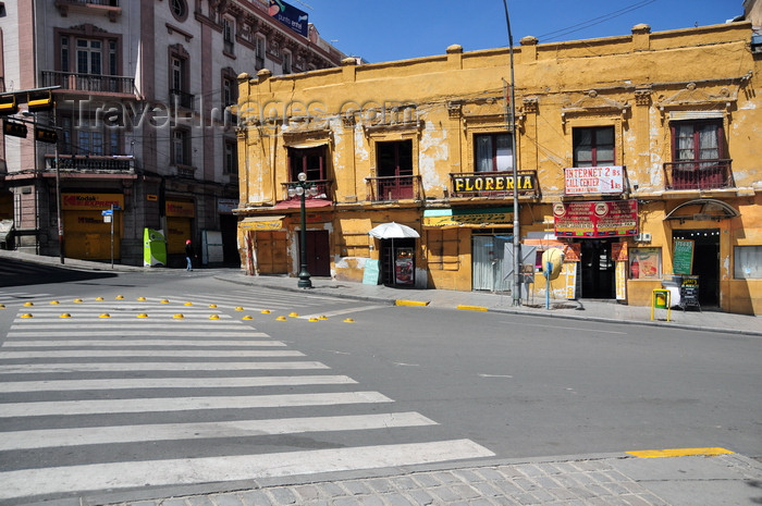 bolivia86: La Paz, Bolivia: zebra crossing and dilapidated colonial building - eastern corner of Plaza Murillo - Calles Bolivar and Ballivián - photo by M.Torres - (c) Travel-Images.com - Stock Photography agency - Image Bank