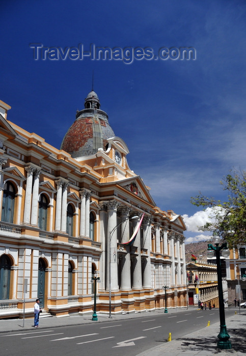 bolivia88: La Paz, Bolivia: Palacio Legislativo - view down Calle Ayacucho - Plaza Murillo - the city is the administrative capital, while Sucre is the constitutional capital of Bolivia - photo by M.Torres - (c) Travel-Images.com - Stock Photography agency - Image Bank