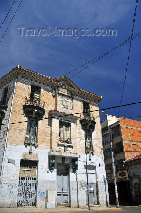 bolivia94: La Paz, Bolivia: building needing renovation - Plaza Tomás Frias, Av. Illimani, Calle Castro - photo by M.Torres - (c) Travel-Images.com - Stock Photography agency - Image Bank