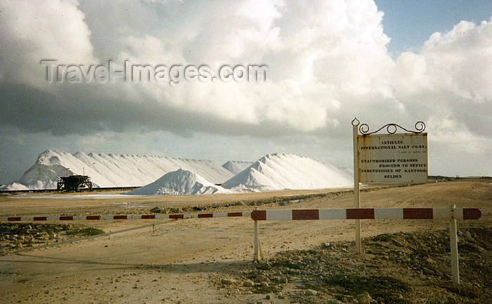 bonaire5: Bonaire/ BON: salt hilts - commercial salt harvesting - obtained by the evaporation of sea water - photo by G.Frysinger - (c) Travel-Images.com - Stock Photography agency - Image Bank