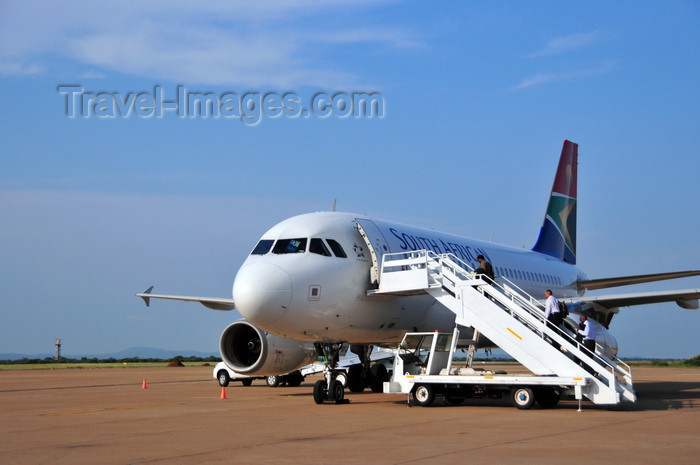 botswana10: Gaborone, South-East District, Botswana: Sir Seretse Khama International Airport - passengers board a South African Airways flight to Johannesburg - Airbus A319-131 - ZS-SFJ cn 2379 - Star Alliance - photo by M.Torres - (c) Travel-Images.com - Stock Photography agency - Image Bank