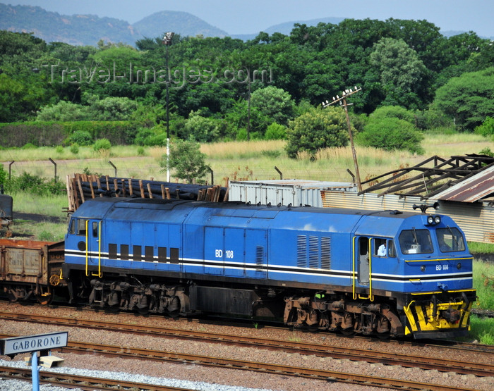 botswana38: Gaborone, South-East District, Botswana: General Electric UM 22C diesel electric locomotive BD 186 - Cooper Bessemer 4-cycle Model FDL-8T engine - central railway station - Botswana Railways - narrow gauge track - photo by M.Torres - (c) Travel-Images.com - Stock Photography agency - Image Bank