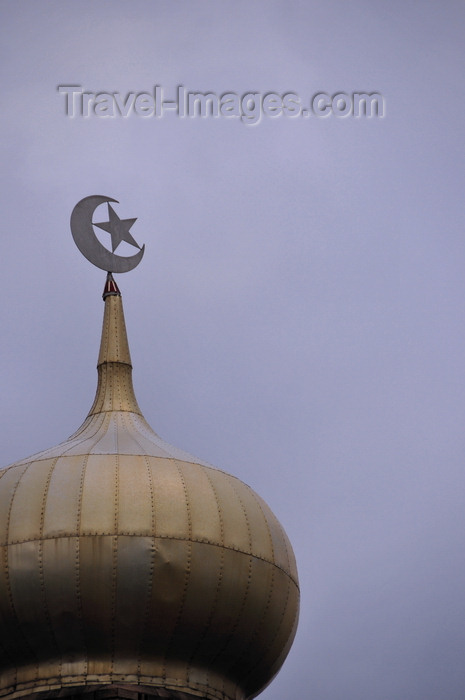 botswana52: Gaborone, South-East District, Botswana: copper onion with crescent and star - Gaborone main mosque - intersection of Churchill, Notwane, Chuma and Mobuto avenues - photo by M.Torres - (c) Travel-Images.com - Stock Photography agency - Image Bank