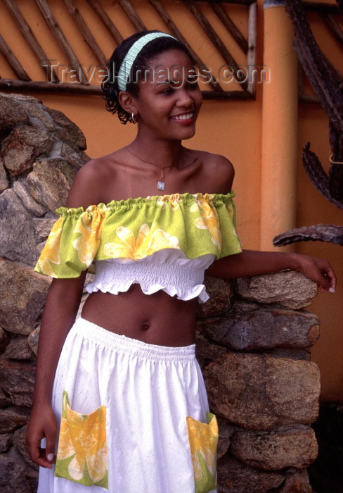 brazil122: Brazil / Brasil - Porto de Galinhas, Ipojuca, Pernambuco: local charm - beautiful Brazilian black girl / encanto local - rapariga negra - photo by F.Rigaud - (c) Travel-Images.com - Stock Photography agency - Image Bank