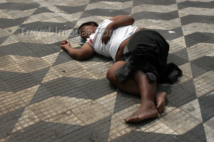 brazil130: Brazil / Brasil - São Paulo: Praça da República - one country two systems - indigent - the financial and industrial centre of Brazil - moradora de rua - calçada da avenida Ipiranga (photo by M.Alves) - (c) Travel-Images.com - Stock Photography agency - Image Bank