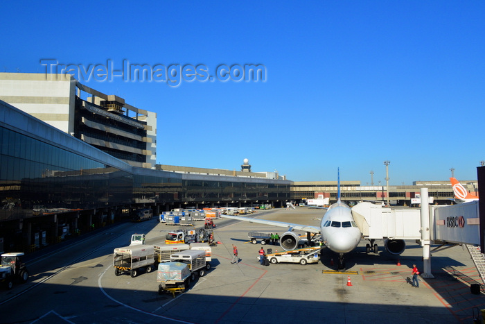 brazil131: São Paulo, Brazil: groundcrew servicing an airliner parked at a jet bridge at São Paulo / Guarulhos International Airport - aka GRU Airport and Governador André Franco Montoro International Airport - terminal building on a sunny day - photo by M.Torres - (c) Travel-Images.com - Stock Photography agency - Image Bank