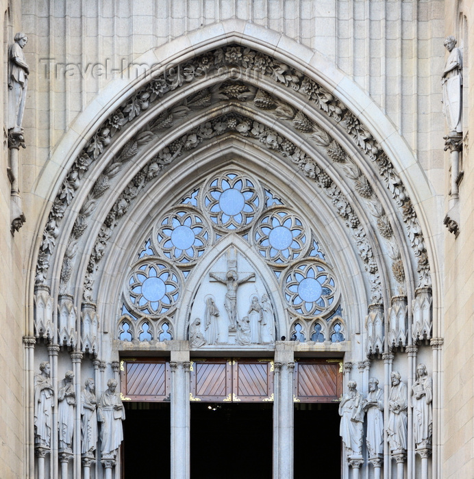 brazil137: São Paulo, Brazil: the cathedral central portal with pointed archivolt, jamb figures and rose windows with tracery - Praça da Sé - Neo-Gothic style, designed in 1912 by the German architect Maximillian Hehl -  São Paulo See Metropolitan Cathedral - photo by M.Torres - (c) Travel-Images.com - Stock Photography agency - Image Bank