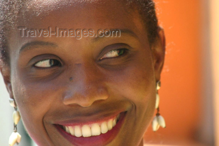 brazil157: Brazil / Brasil - Olinda (Pernambuco): sunny face - girl from Pernambuco - black woman / rosto sol  - photo by Nacho Cabana - (c) Travel-Images.com - Stock Photography agency - Image Bank