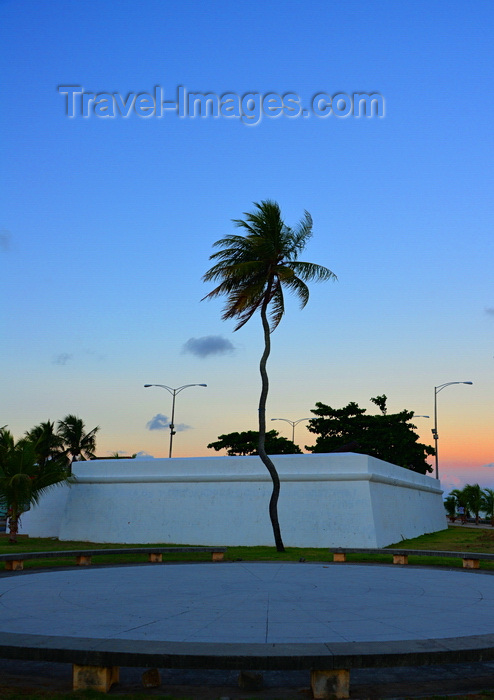 brazil160: Olinda, Pernambuco, Brazil: Fort of St Francis at sunset - 17th century Portuguese fortress built by Cristóvão Álvares - Forte de São Francisco (Fortim do Queijo) - Historic Centre of the Town of Olinda - Unesco World Heritage site - photo by M.Torres - (c) Travel-Images.com - Stock Photography agency - Image Bank