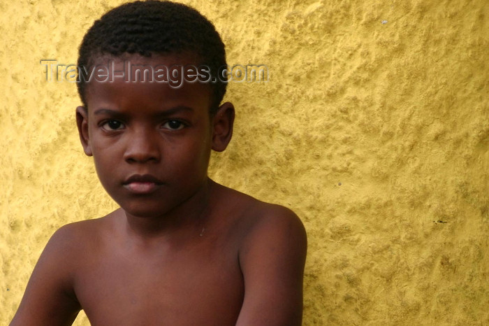 brazil179: Brazil / Brasil - Salvador (Bahia): boy and wall / garoto e parede - photo by N.Cabana - (c) Travel-Images.com - Stock Photography agency - Image Bank