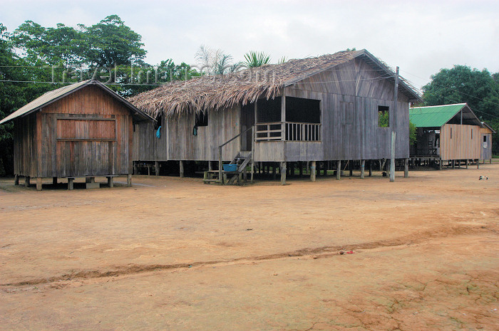 brazil231: Brazil / Brasil - Amazonas - Boca do Acre - Kamicuã village: houses / Aldeia Kamicuã - Etnia Apurinan, família lingüística aruaque (photo by M.Alves) - (c) Travel-Images.com - Stock Photography agency - Image Bank