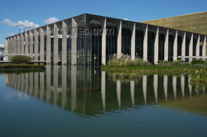 brazil306: Brazil / Brasil - Brasilia: Palácio dos Arcos aka Palácio Itamaraty - Foreign Ministery - by Oscar Niemeyer - a pond designed by landscape architect Burle Marx - ministério dos negócios estrangeiros - Ministério das Relações Exteriores do Brasil - archite - (c) Travel-Images.com - Stock Photography agency - Image Bank