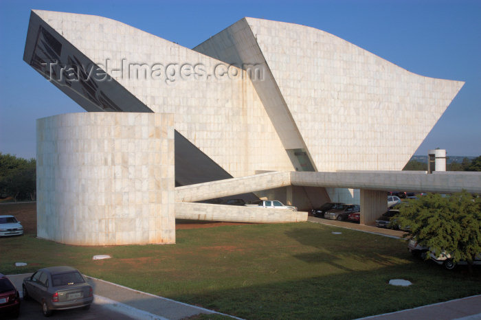 brazil307: Brazil / Brasil - Brasilia: Liberty Pantheon / Panteão da Liberdade - construído em homenagem ao ex-presidente Tancredo Neves - Projeto de Oscar Niemeyer, sua forma sugere a imagem de uma pomba - photo by M.Alves - (c) Travel-Images.com - Stock Photography agency - Image Bank