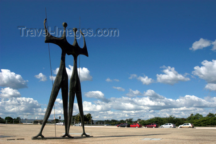 brazil313: Brazil / Brasil - Brasilia: Monument to the builders of Brasilia / monumento aos contrutores de Brasilia - Os Candangos (também chamada de 'Os Guerreiros'), de Bruno Giorgi (photo by  M.Alves) - (c) Travel-Images.com - Stock Photography agency - Image Bank