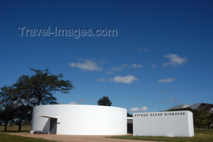 brazil314: Brazil / Brasil - Brasilia: Oscar Niemeyer space / espaço Oscar Niemeyer - Praça dos Três Poderes - photo by M.Alves - (c) Travel-Images.com - Stock Photography agency - Image Bank