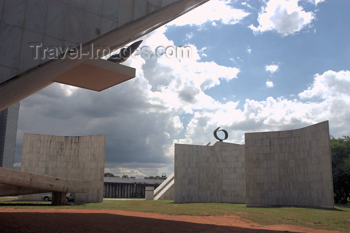 brazil329: Brazil / Brasil - Brasilia: National Pantheon / Panteão - construído em homenagem ao ex-presidente Tancredo Neves - Projeto de Oscar Niemeyer, sua forma sugere a imagem de uma pomba - photo by M.Alves - (c) Travel-Images.com - Stock Photography agency - Image Bank