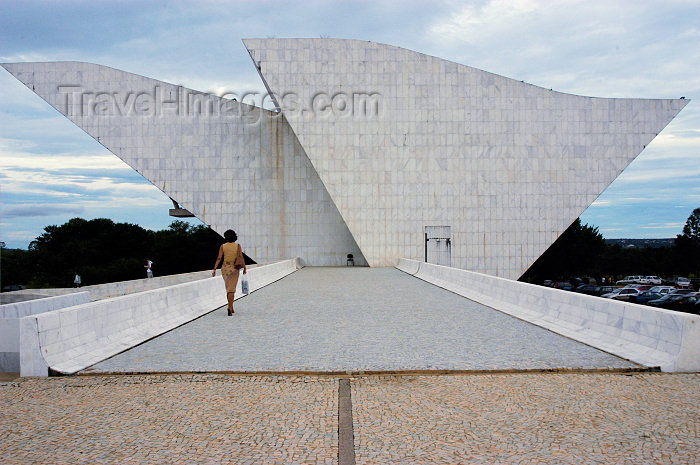 brazil330: Brazil / Brasil - Brasilia: National Pantheon - dove / Panteão - Projeto de Oscar Niemeyer, sua forma sugere a imagem de uma pomba - photo by  M.Alves - (c) Travel-Images.com - Stock Photography agency - Image Bank