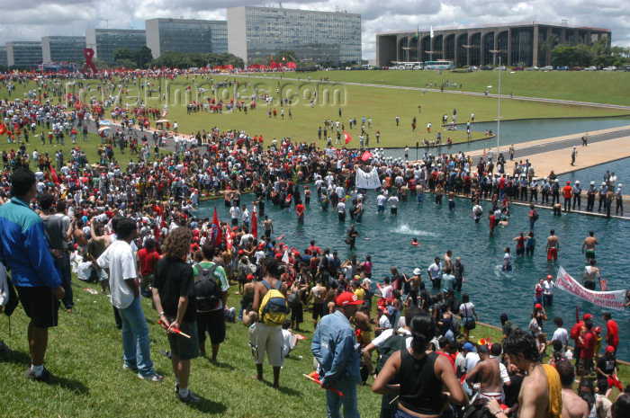 brazil349: Brazil / Brasil - Brasilia: students - Esplanada dos Ministérios - estudantes - manifestação contra a reforma universitária - photo by M.Alves - (c) Travel-Images.com - Stock Photography agency - Image Bank