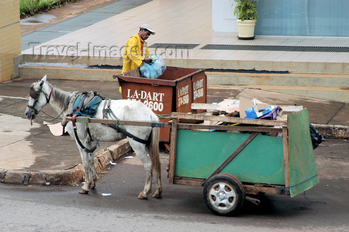 brazil350: Brazil / Brasil - Brasilia: recycling - quadra 413 asa norte 03 / reciclando - photo by M.Alves - (c) Travel-Images.com - Stock Photography agency - Image Bank