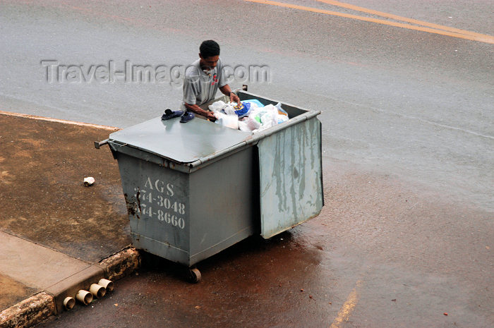 brazil351: Brazil / Brasil - Brasilia: recycling - quadra 413 asa norte 03 / reciclando - photo by M.Alves - (c) Travel-Images.com - Stock Photography agency - Image Bank