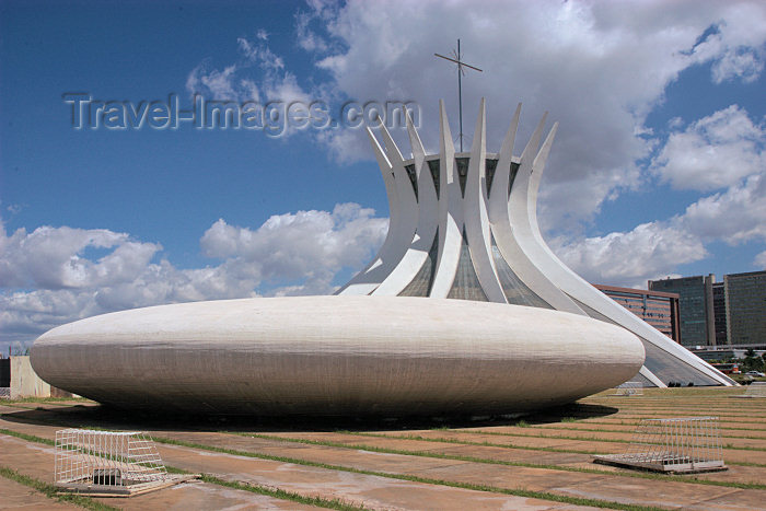 brazil353: Brazil / Brasil - Brasilia / BSB (DF): the Cathedral and the Baptistery - a catedral - arquitecto: Oscar Niemeyer - Catedral Metropolitana Nossa Senhora Aparecida - batistério - Unesco world heritage site - photo by M.Alves - (c) Travel-Images.com - Stock Photography agency - Image Bank