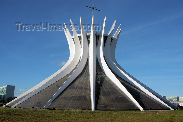 brazil357: Brazil / Brasil - Brasilia: the Cathedral - Oscar Niemeyer's pure lines - a catedral - as linhas puras de Oscar Niemeyer - Catedral Metropolitana Nossa Senhora Aparecida - batistério - Unesco world heritage site - iglesias futuristas - photo by M.Alves - (c) Travel-Images.com - Stock Photography agency - Image Bank