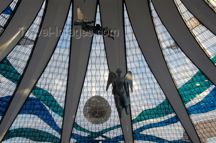 brazil358: Brazil / Brasil - Brasilia: the Cathedral - stained glass roof by Marianne Peretti - angels by Alfredo Ceschiatti / a catedral - arquitecto: Oscar Niemeyer - Catedral Metropolitana Nossa Senhora Aparecida - interior - vitrais - anjos em alumínio fundido - - (c) Travel-Images.com - Stock Photography agency - Image Bank