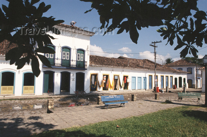 brazil365: Brazil / Brasil - Paraty (RJ): colonial façades - arquitetura colonial - Grupo da Terra - photo by Lewi Moraes - (c) Travel-Images.com - Stock Photography agency - Image Bank