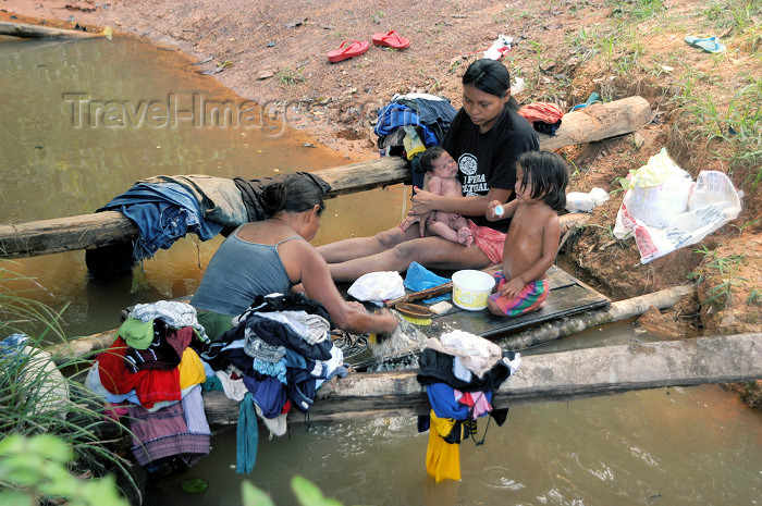 brazil369: Brazil / Brasil - Lábrea - aldeia Pedreira: river laundry - Kaxarari indians - lavando a roupa no rio (photo by M.Alves) - (c) Travel-Images.com - Stock Photography agency - Image Bank