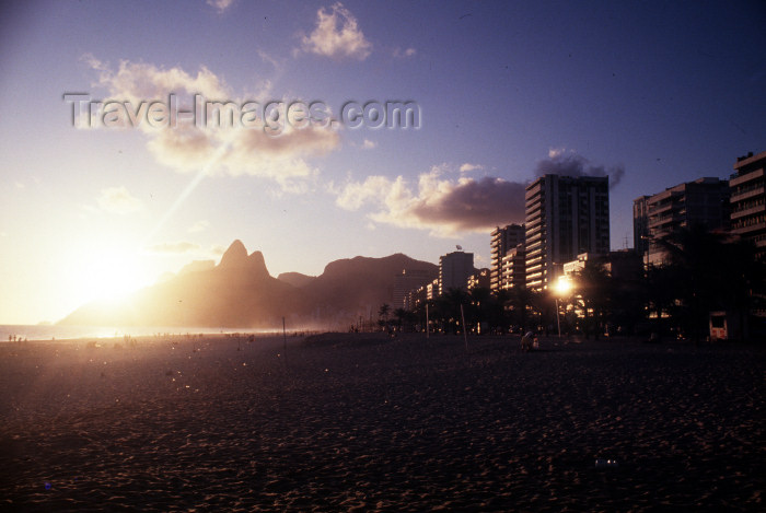 brazil372: Brazil / Brasil - Rio de Janeiro: Ipanema beach - sunset / pôr do sol em Ipanema - photo by Lewi Moraes - (c) Travel-Images.com - Stock Photography agency - Image Bank