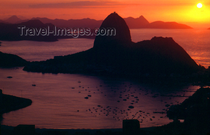 brazil375: Brazil / Brasil - Rio de Janeiro: Sugar Loaf / Pão de Açucar and Guanabara bay from Corcovado / pôr-do-sol sobre a baía da Guanabara - photo by Lewi Moraes - (c) Travel-Images.com - Stock Photography agency - Image Bank