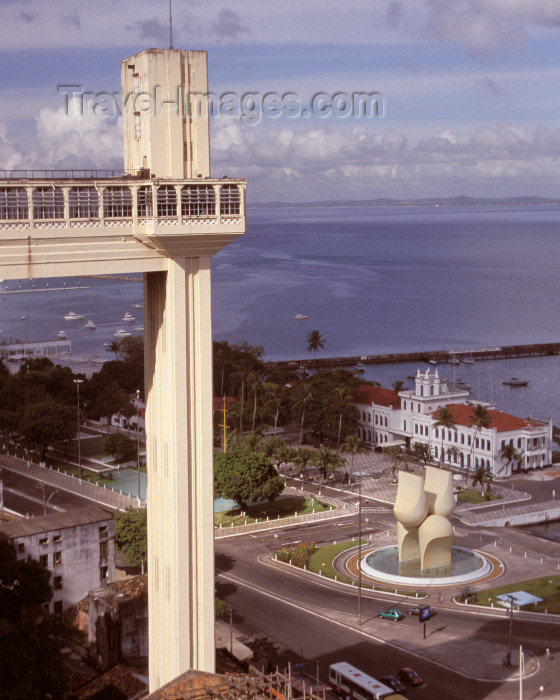 brazil383: Brazil / Brasil - Salvador (Bahia): Elevador Lacerda, Brazil's first elevators, linking the Upper and Lower towns of Salvador - Carlos Lacerda Elevator - photo by L.Moraes - (c) Travel-Images.com - Stock Photography agency - Image Bank