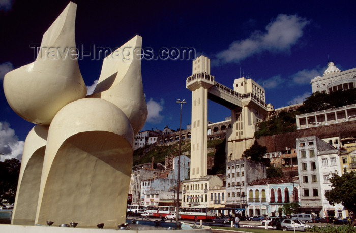 brazil384: Brazil / Brasil - Salvador (Bahia): Elevador Lacerda, Brazil's first elevators, linking the Upper and Lower towns of Salvador - fountain - fonte - Praça Cayru, no Comércio - photo by L.Moraes - (c) Travel-Images.com - Stock Photography agency - Image Bank