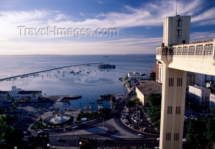 brazil389: Brazil / Brasil - Salvador (Bahia): view from the Upper Town - Elevador Lacerda, Praça Cayru and São Marcelo fort - vista da cidade alta - elevador, Comércio e Forte de Nossa Senhora do Pópulo / São Marcelo / Forte do Mar - photo by L.Moraes - (c) Travel-Images.com - Stock Photography agency - Image Bank