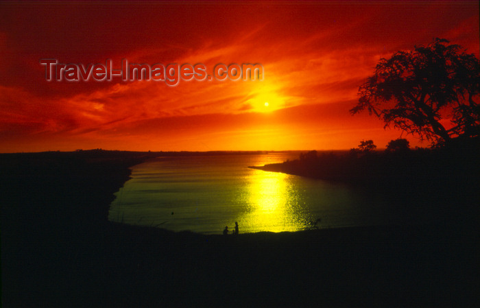 brazil394: Brazil / Brasil - São Paulo - Paranapanema river - SP: sunset - border with Paraná - Rio Paranapanema - por do sol (photo by L.Moraes) - (c) Travel-Images.com - Stock Photography agency - Image Bank