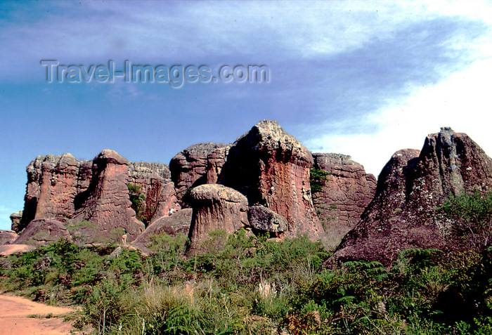 brazil419: Brazil / Brasil - Paraná - Vila Velha state park, Ponta Grossa: hoodoos - eroded sandstone rocks / colunas esculpidas pela erosão - arenitos - Parque Estadual de Vila Velha - photo by L.Moraes 	 - (c) Travel-Images.com - Stock Photography agency - Image Bank