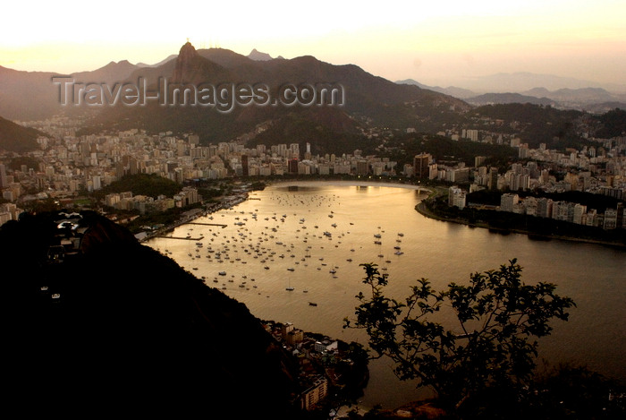 brazil427: Rio de Janeiro, RJ, Brasil / Brazil: sunset in Botafogo bay - Botafogo beach / pôr do sol sobre a baía de Botafogo - barcos e praia de Botafogo - bairro de Botafogo - Zona Sul do Rio - photo by L.Moraes - (c) Travel-Images.com - Stock Photography agency - Image Bank