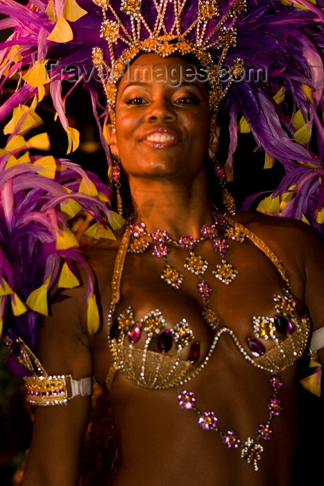 brazil444: Rio de Janeiro, RJ, Brasil / Brazil: curvy Carnival dancer with feathered headdress - Mocidade Independente de Padre Miguel samba school / escola de samba Mocidade Independente de Padre Miguel - photo by D.Smith - (c) Travel-Images.com - Stock Photography agency - Image Bank