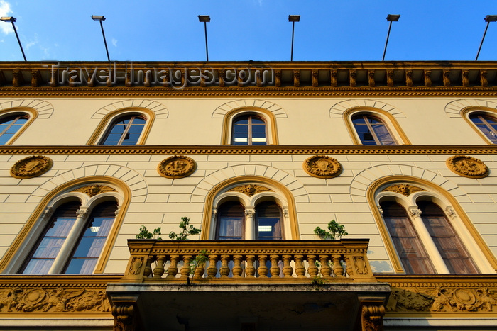 brazil468: São Paulo, Brazil: Italianate facade with frieze - building of the Saraiva bookshop, originally the Hotel Paulista - balcony with balusters and elegant arched double windows with mullions - Praça Doutor João Mendes - photo by M.Torres - (c) Travel-Images.com - Stock Photography agency - Image Bank